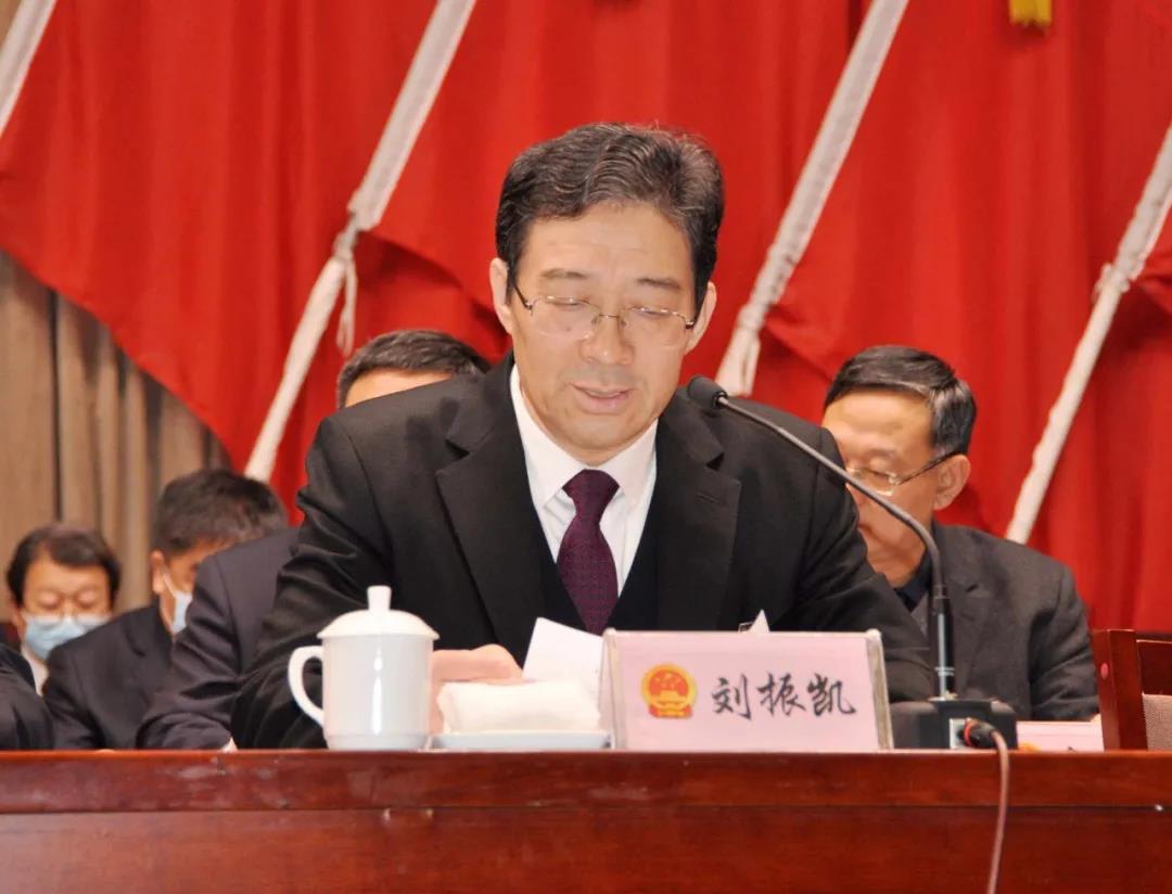 商立超摄市委书记王文彬出席会议并在主席台前排就座.商立超摄