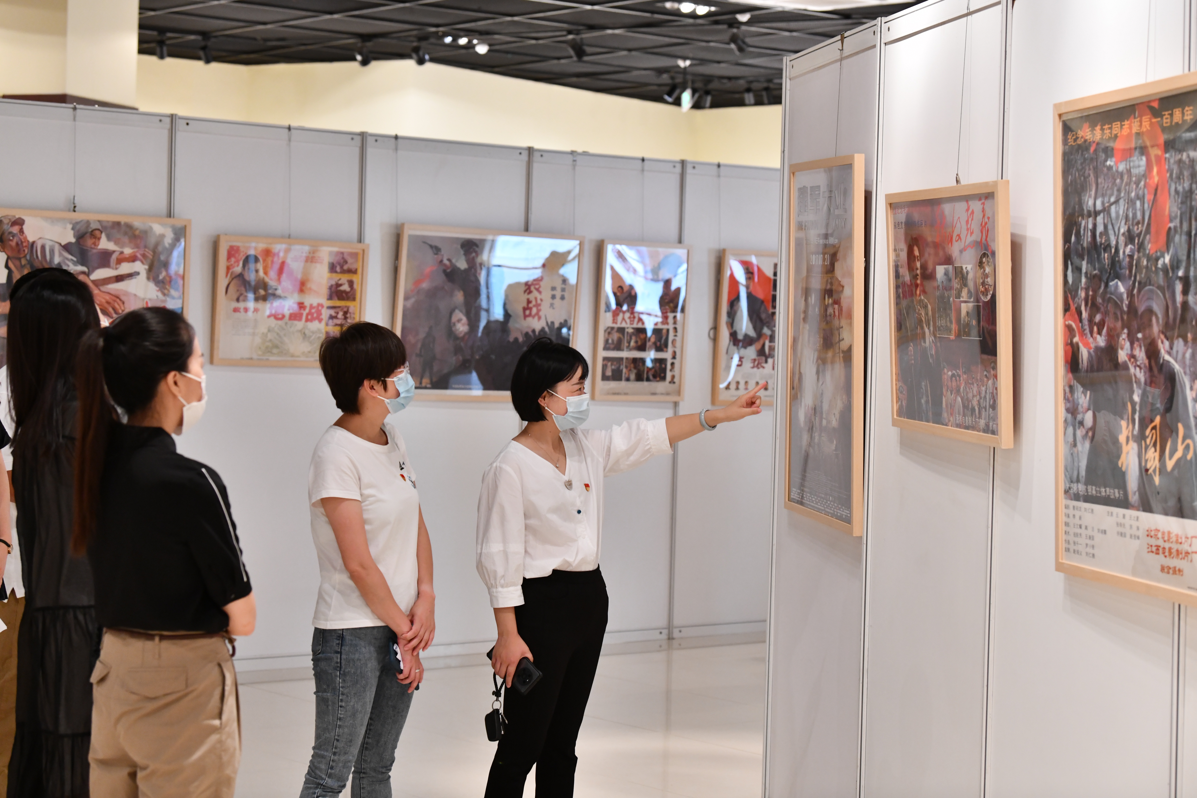 群众参观红色电影海报展.jpg