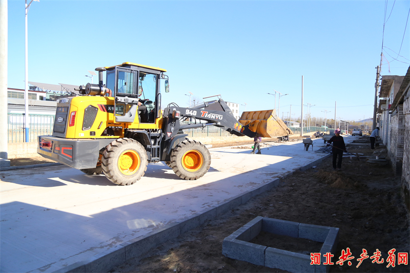 街道建设现场。吴海民摄