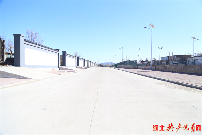 新建的水泥路面。吴海民摄