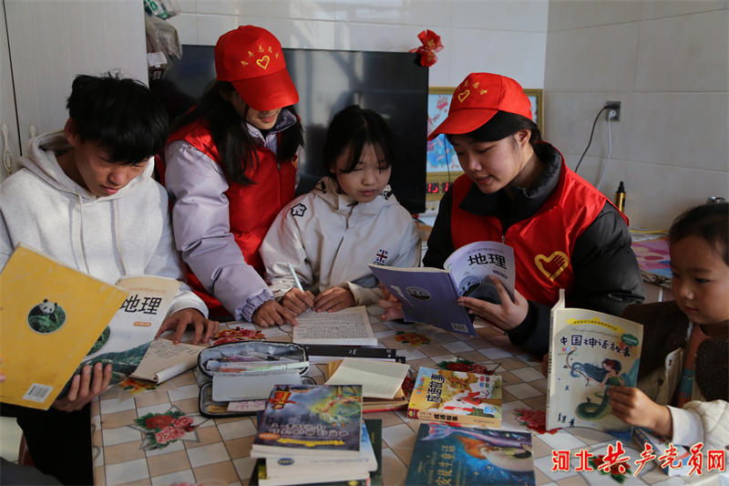 镇村志愿者在辅导留守儿童。吴海民摄